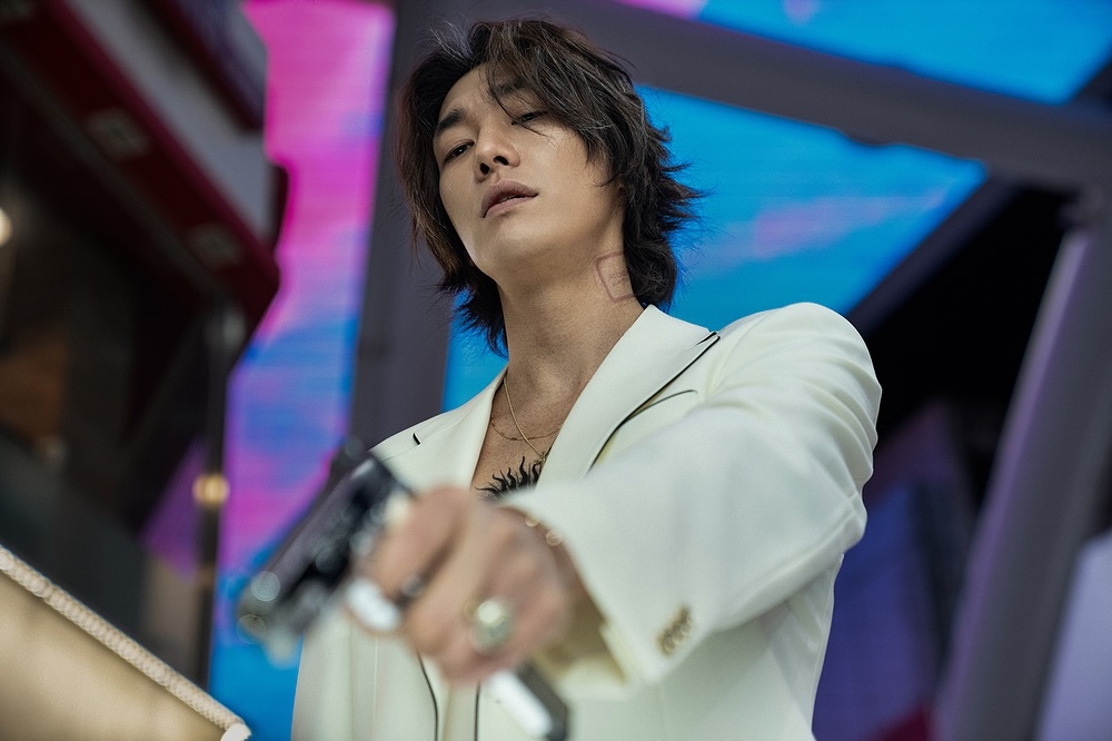 金英光在《槍口彼端》中飾演的是幕後大Boss「文百」