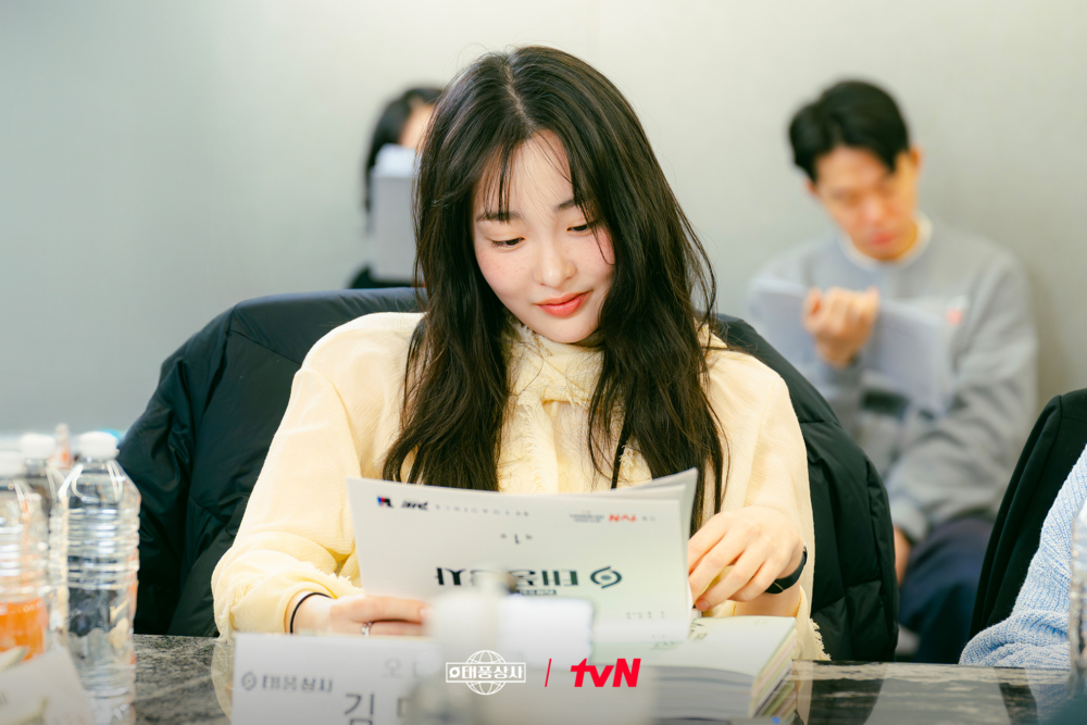 金敏荷飾演颱風商社業務代表「吳美善」