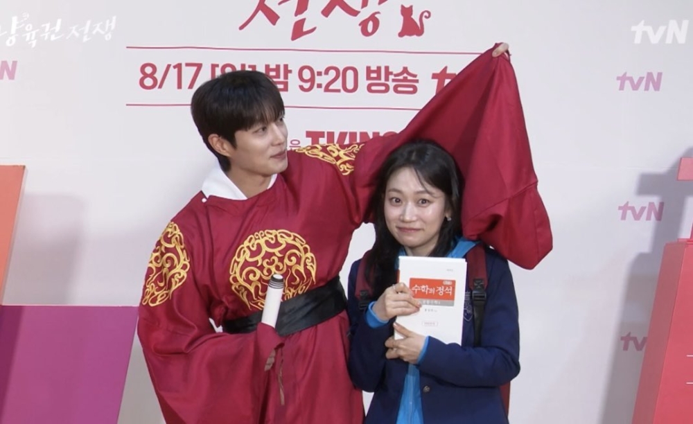 尹斗俊與金瑟琪換裝「皇帝服」跟「校服」登場