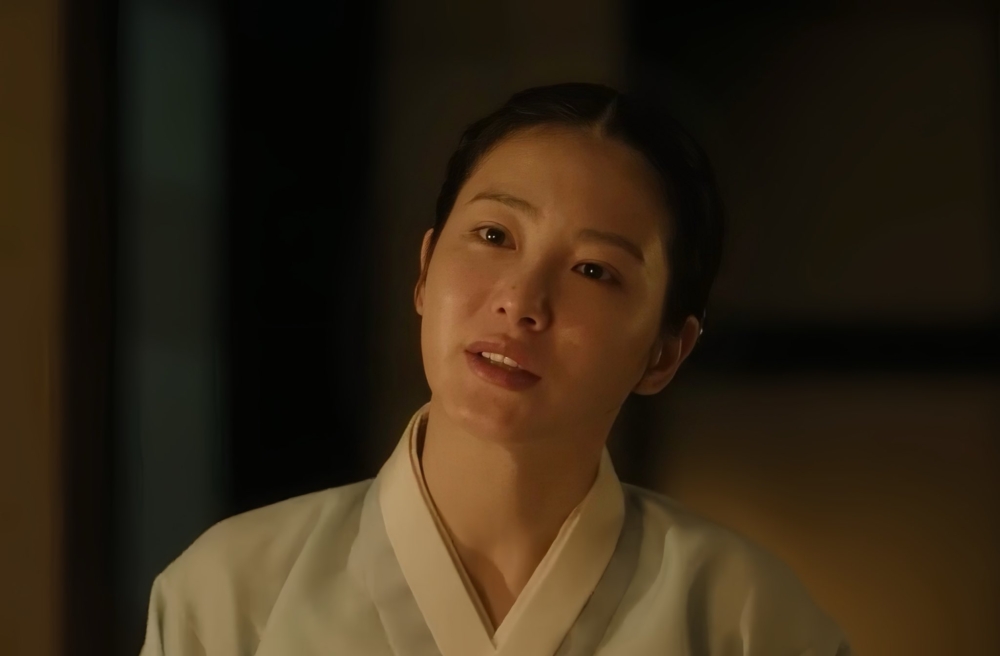 辛叡恩飾演具有堅強領導能力的女性「崔恩」