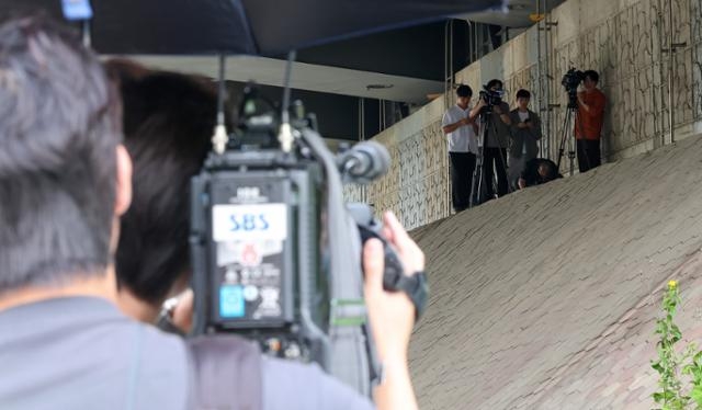 A某的遺體最終在高速公路橋下被發現