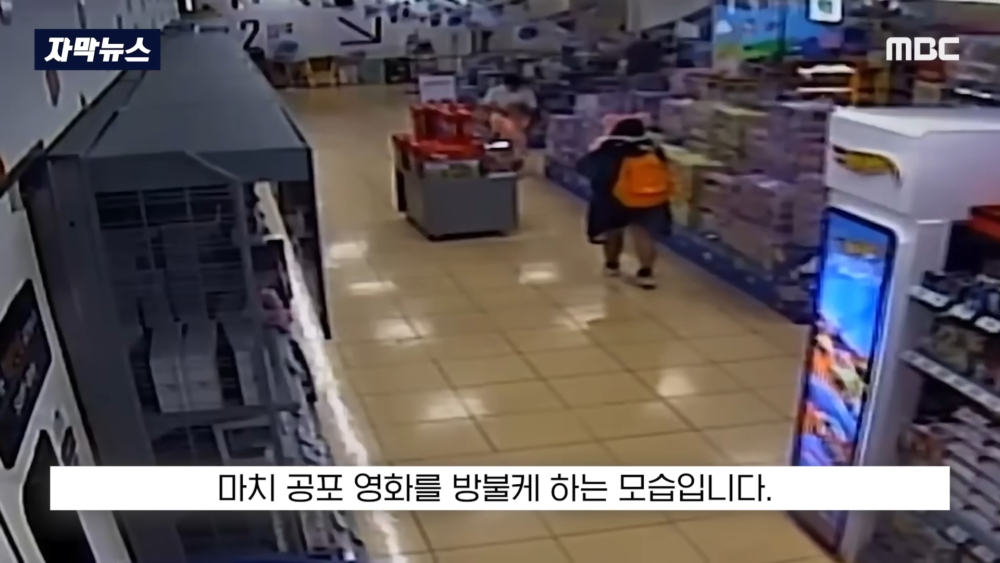 A某持刀追趕著兒童及家長