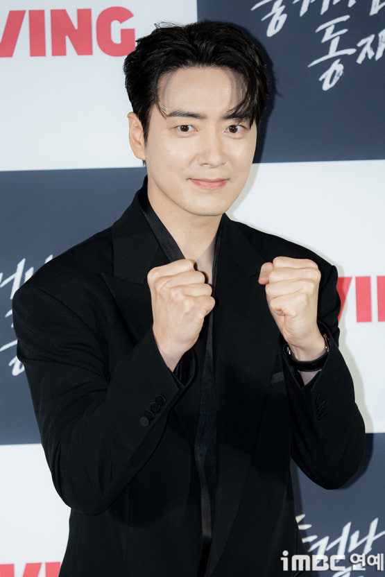 李浚赫飾演新上任學校牧靈室的指導神父「安東尼奧」