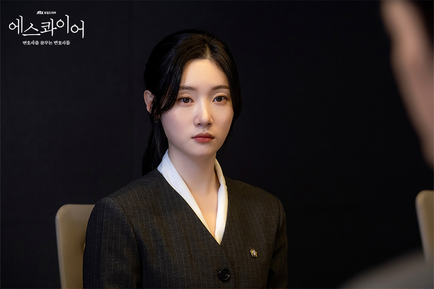 鄭彩娟飾演的「姜孝敏」是律林律師事務所的新進律師。