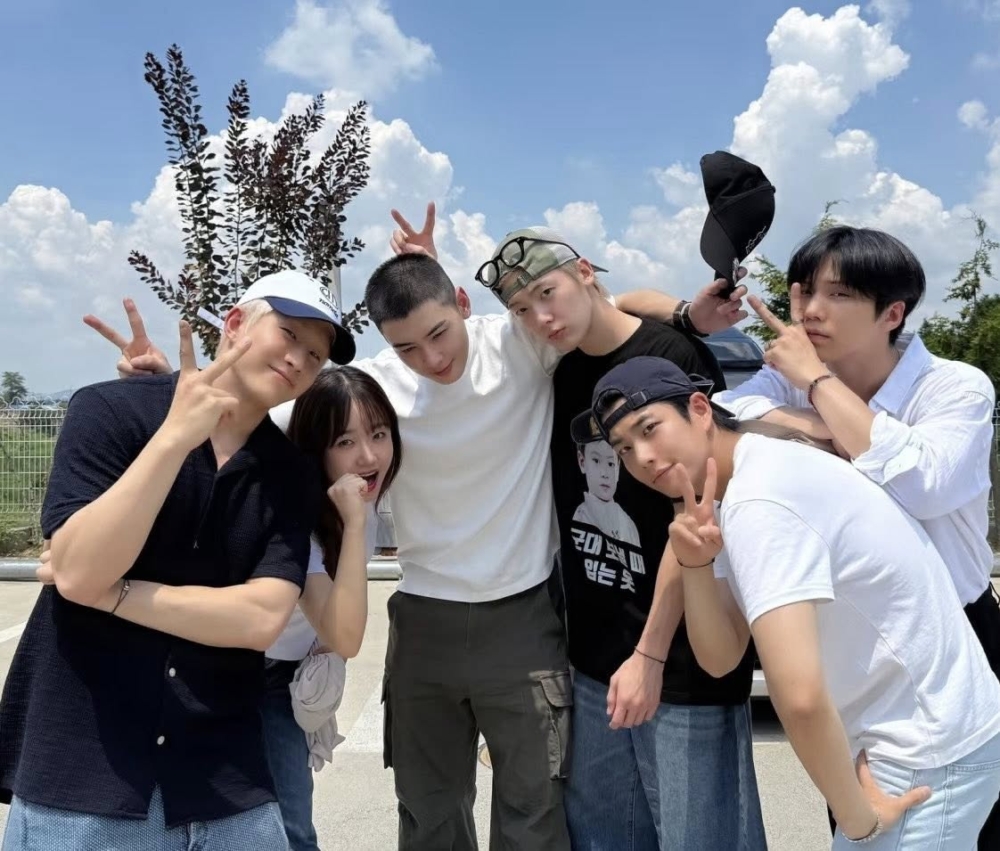 ASTRO成員們與師妹磪有情送車銀優入伍