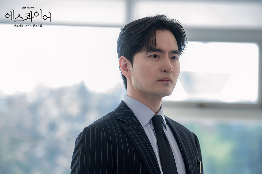 李陣郁飾演的「尹錫勳」是律林律師事務所訴訟團隊的合夥人律師兼組長。