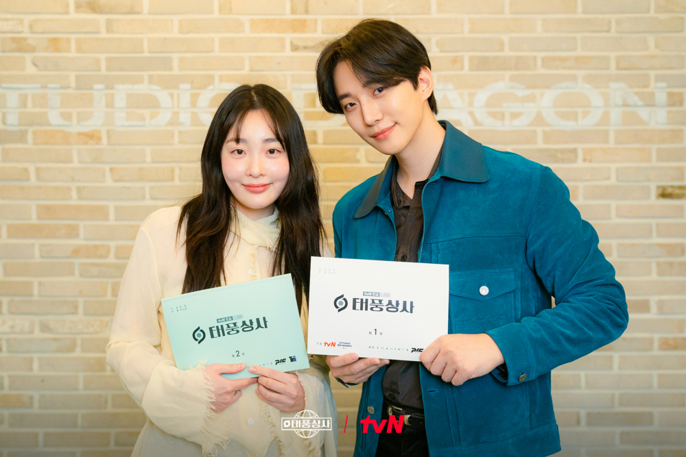 俊昊&金敏荷新劇《颱風商社》定檔10月