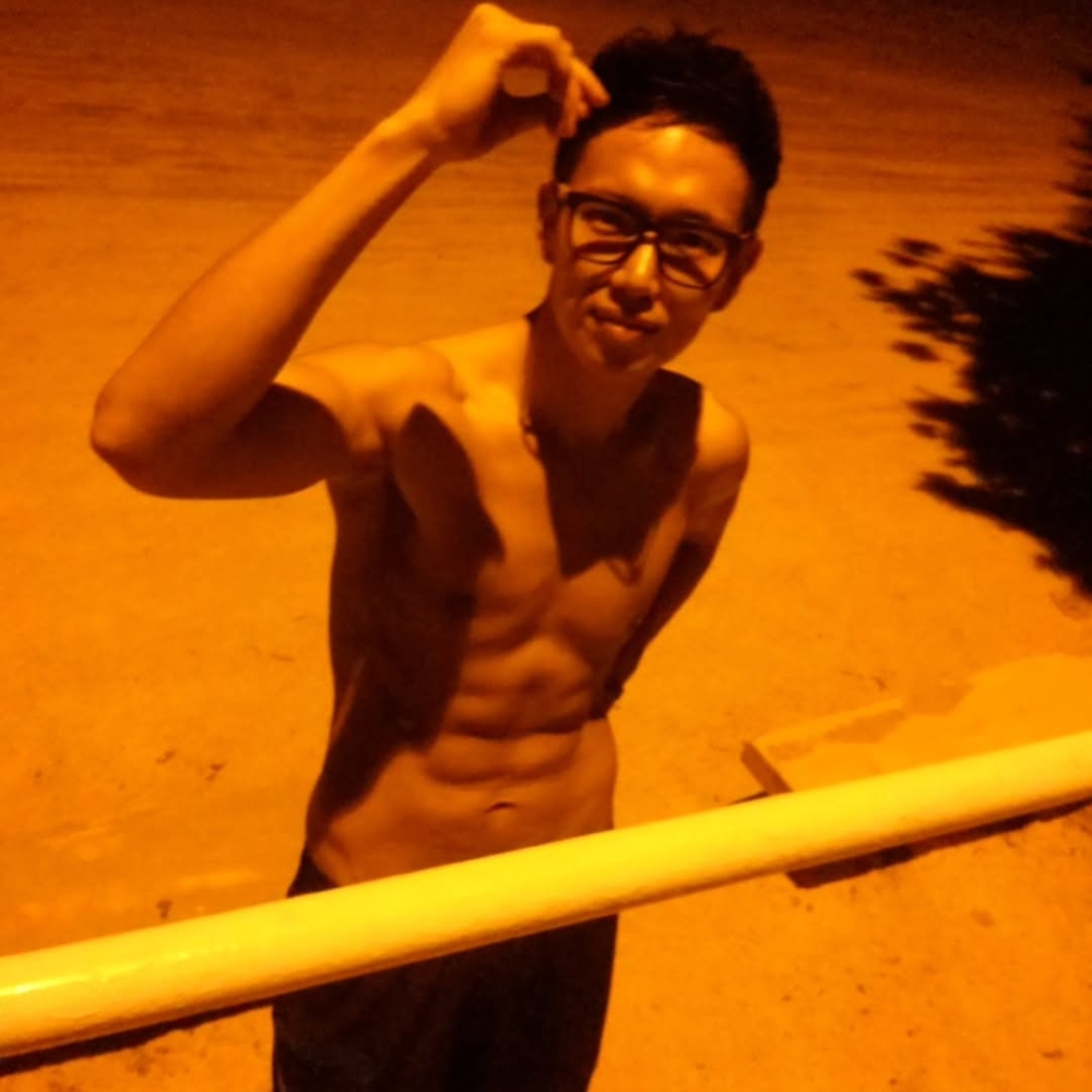 張聖圭曬「6塊肌」舊照