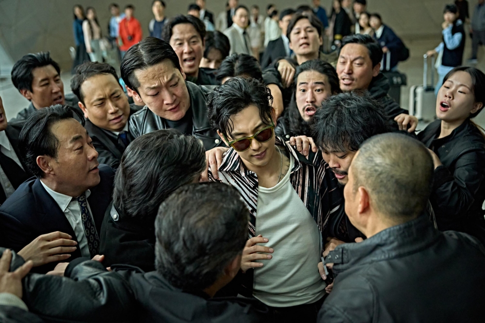 任時完飾演曾是雇兇殺人企業MK娛樂的A級殺手「韓蔚」外號「螳螂」