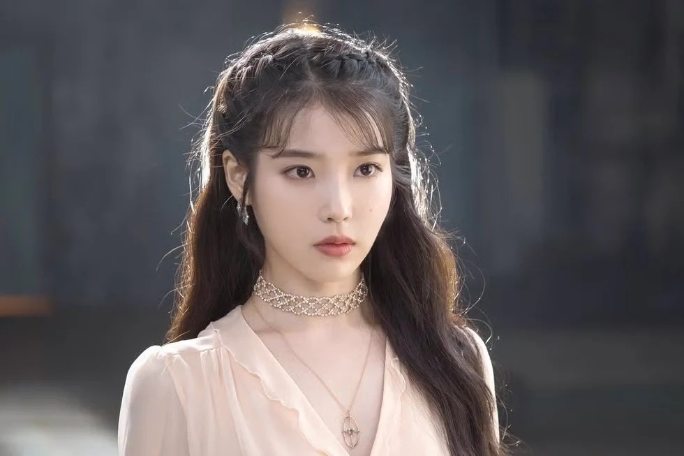 IU則將飾演「成熙珠」