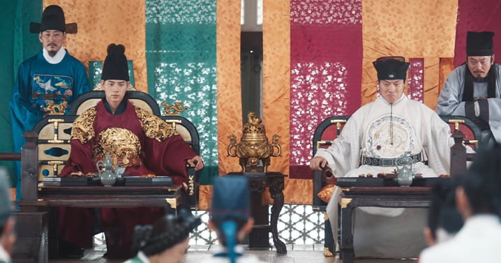 《暴君的廚師》爆「歪曲史實」爭議!王與明朝使臣並肩同席、低頭致意引不適