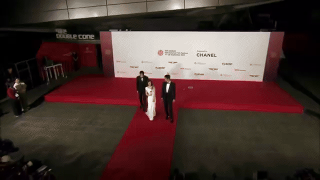 辛叡恩釜山電影節紅毯「綜藝魂」大爆發XD