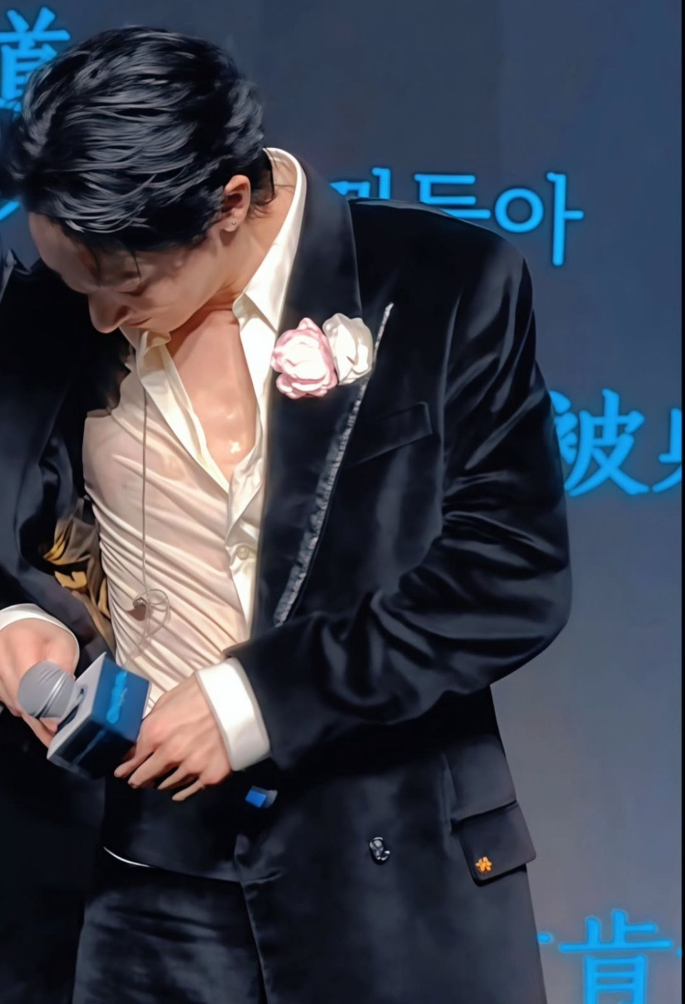 粉絲見面會現場疑似空調故障，導致李洙赫汗流浹背