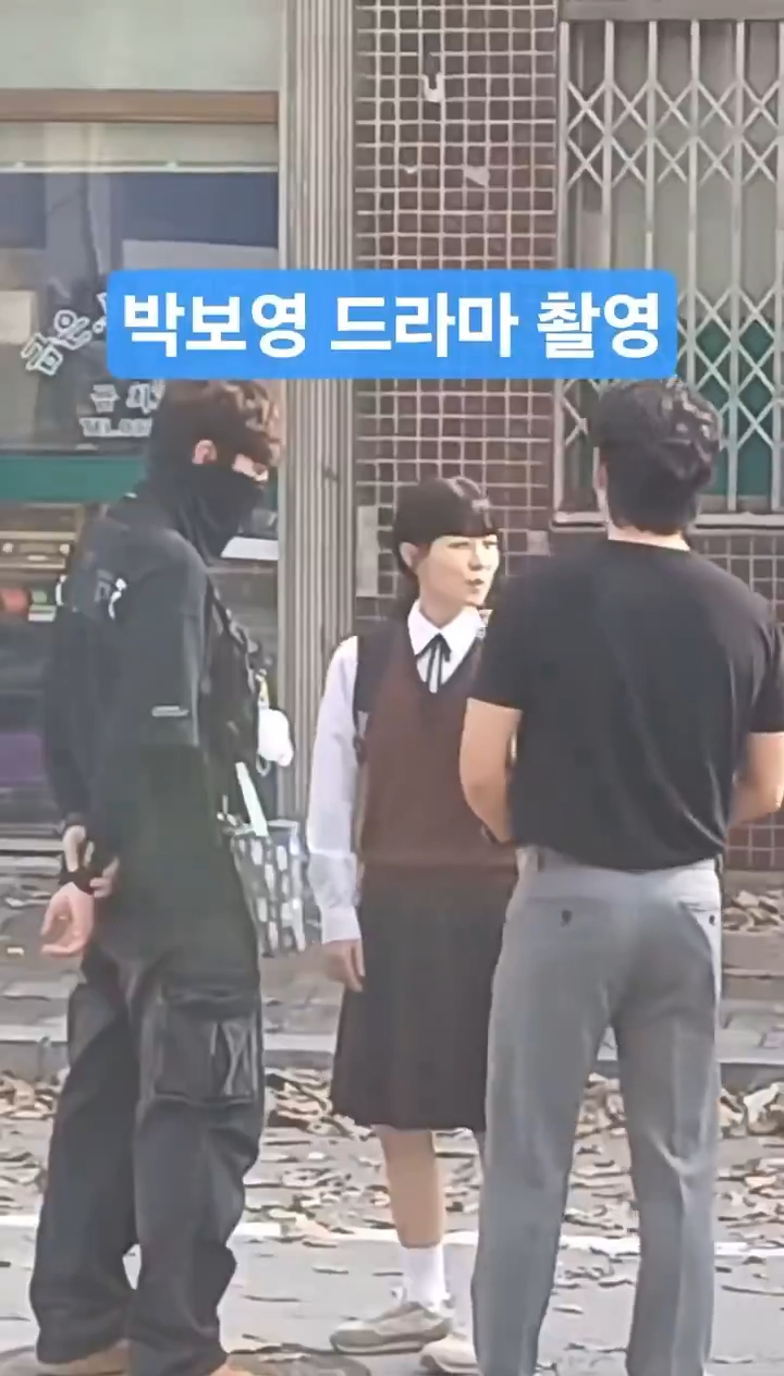 朴寶英《黃金樂園》校服路透