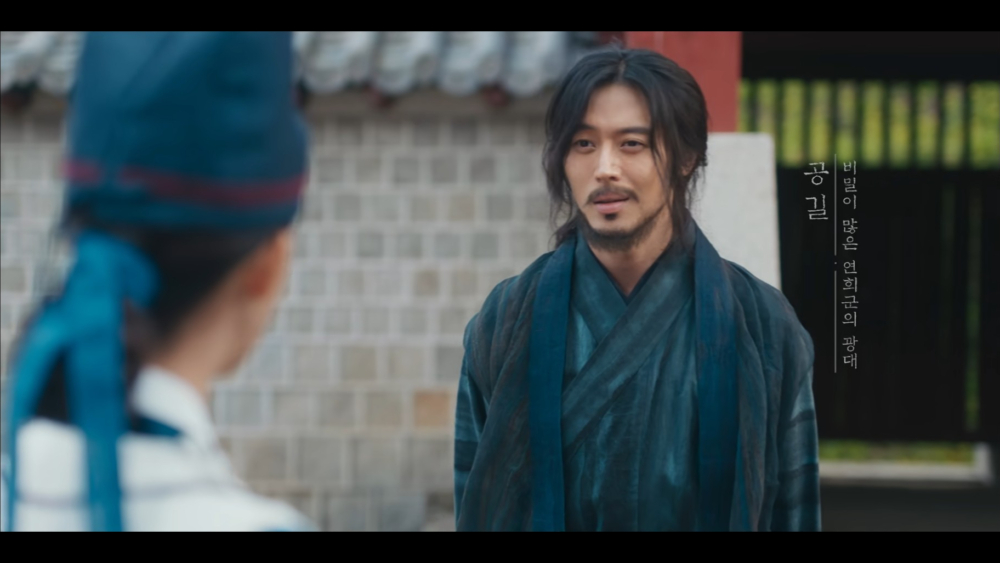 李周安在《暴君的廚師》中飾演李獻身邊神秘又帶點幽默的戲子「孔吉」