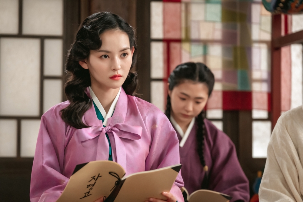 金允慧在《正年》飾演國劇女演員「徐慧朗」