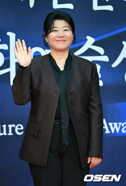 李姃垠近日接到了Netflix新劇《奶奶》的出演提案