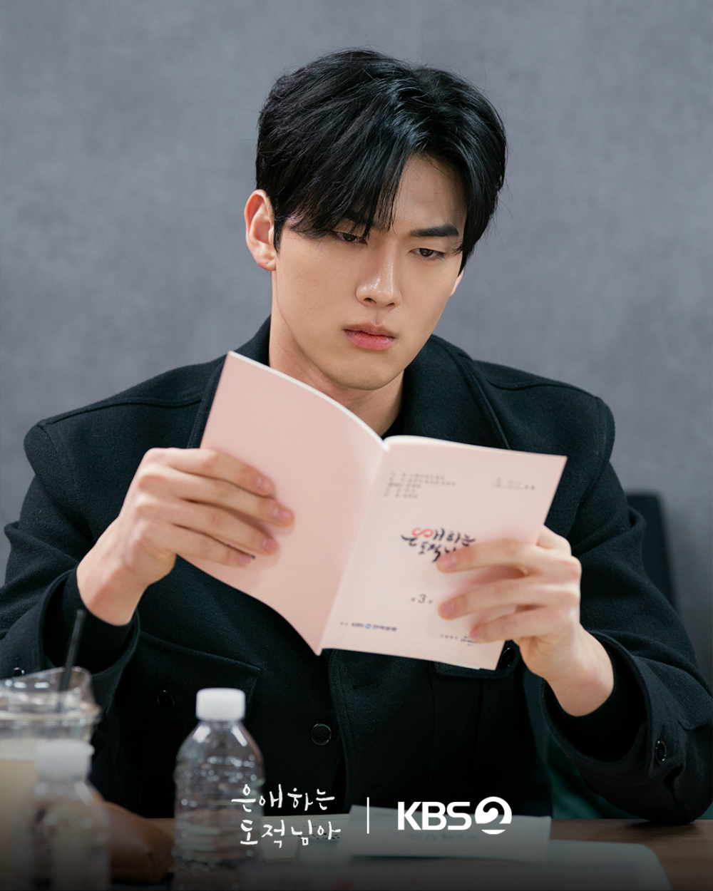 洪民基飾演掌控朝廷的權勢家族次子「林在伊」