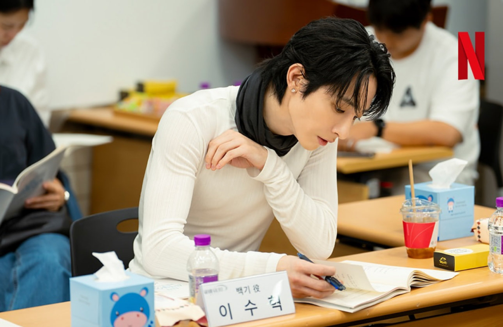 李洙赫在劇中飾演負責清除惡鬼殘骸的死神「白基」