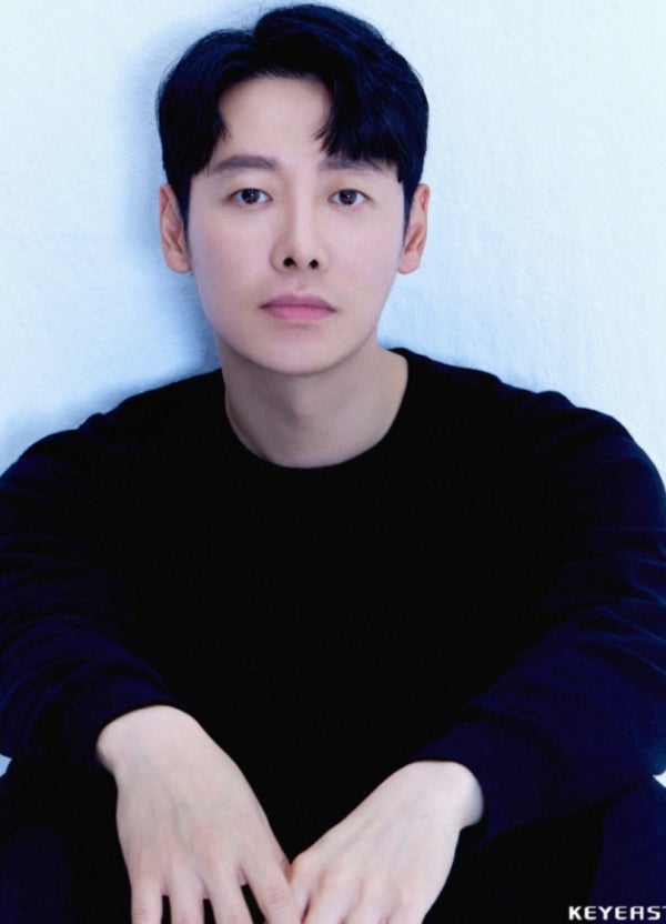 金東旭飾演東區少壯幫老大「梁中植」