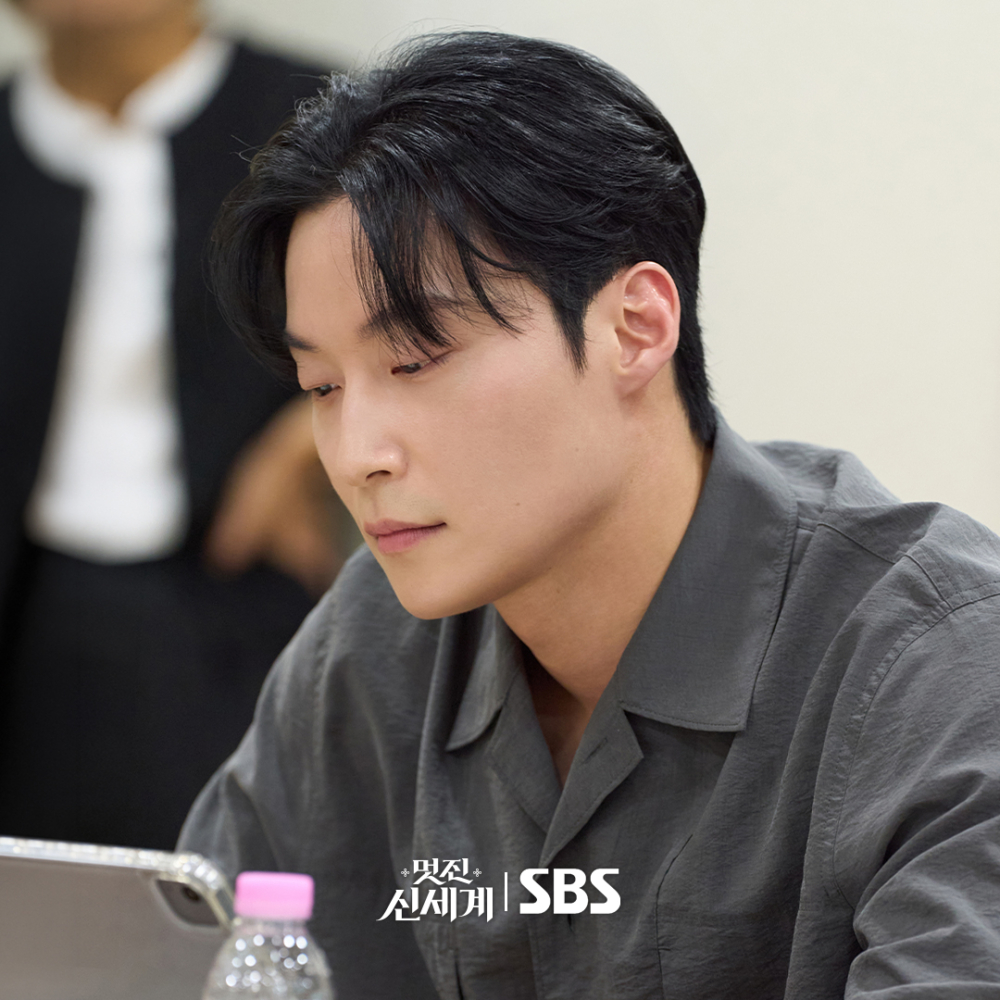 許楠儁飾演瘋批財閥「車世界」