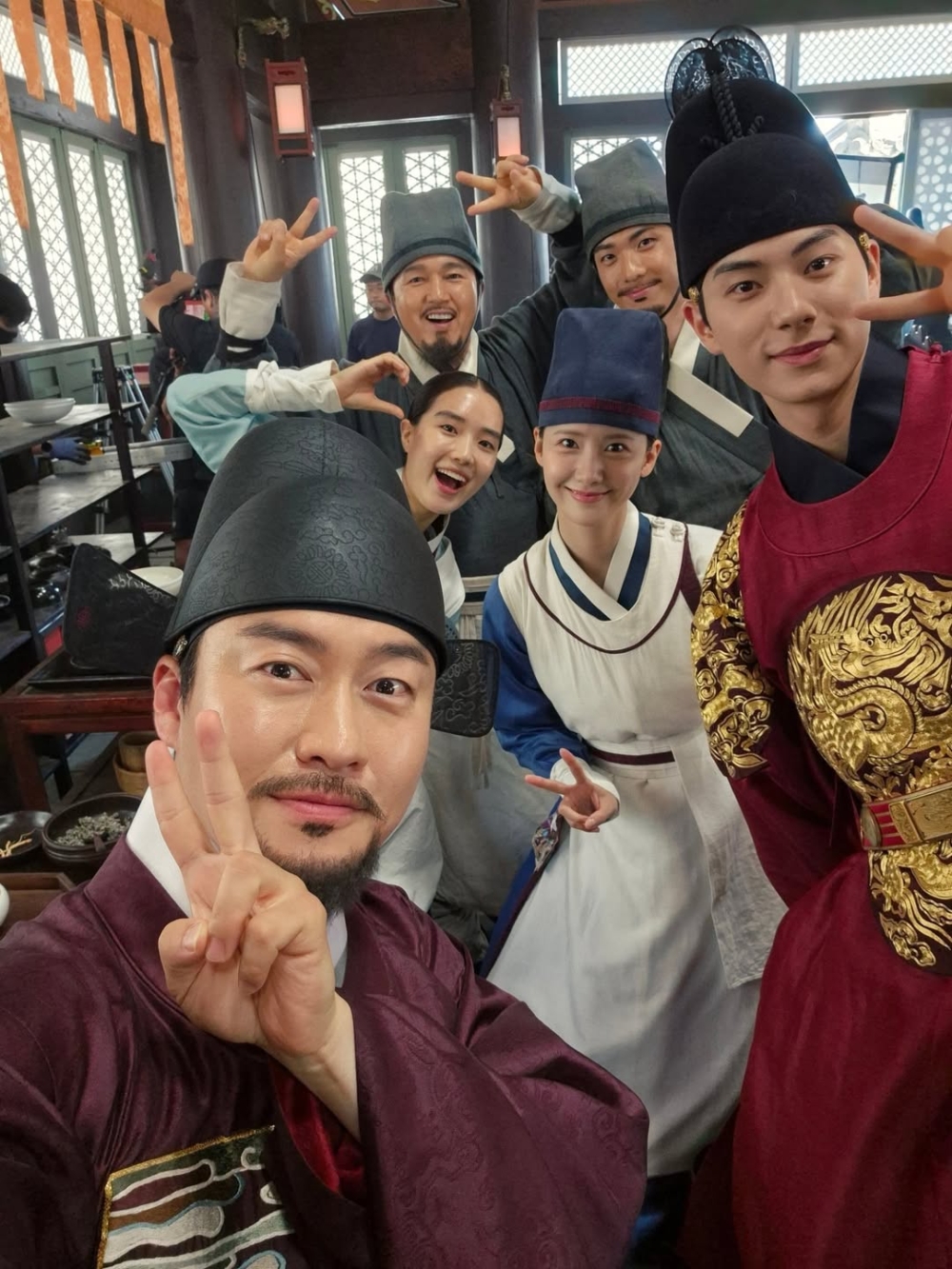 吳義植與李彩玟努力親近