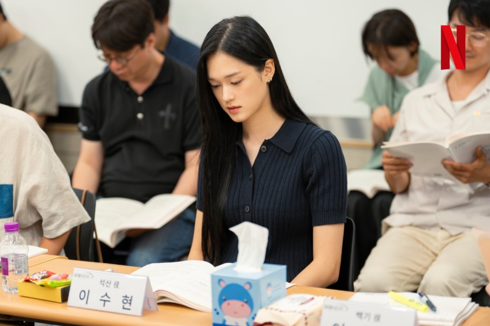 李琇仙則飾演神祕女子「錫山」