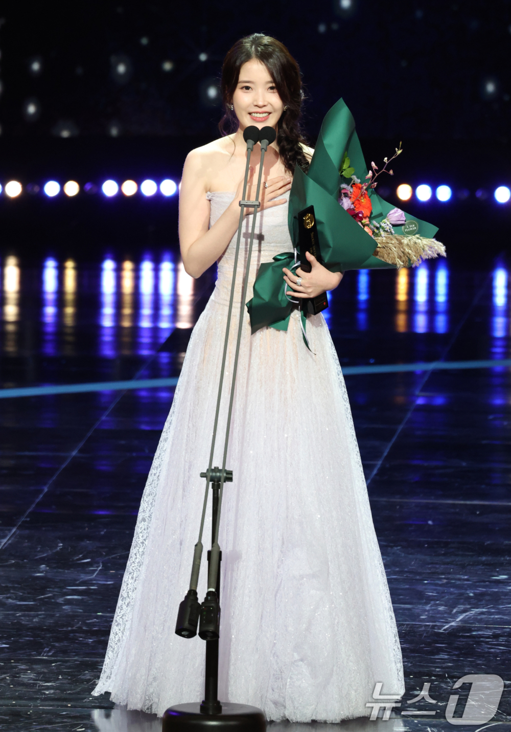 IU憑《苦盡柑來遇見你》再奪視后