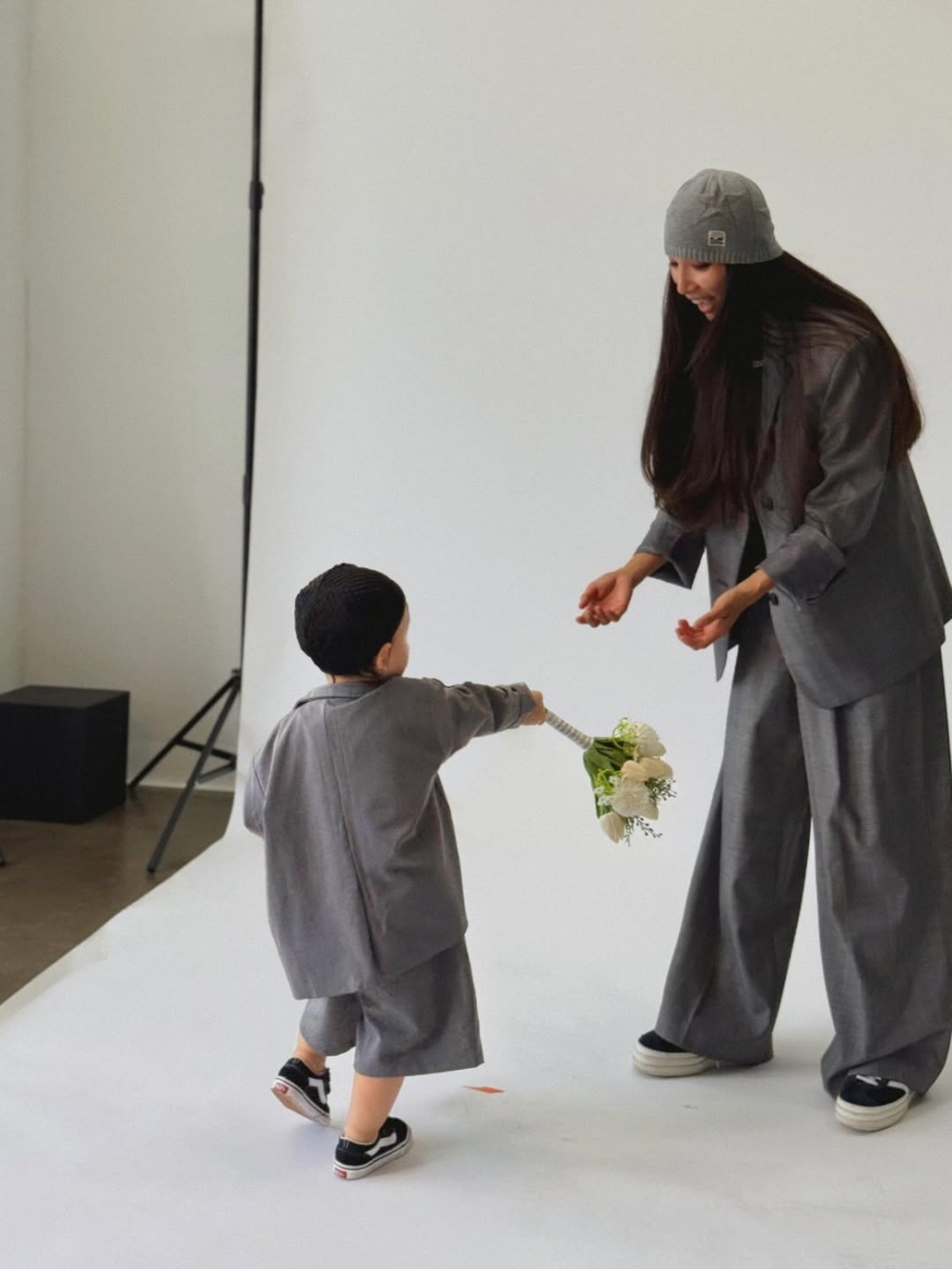 文佳庇曬出多張與兒子的合照