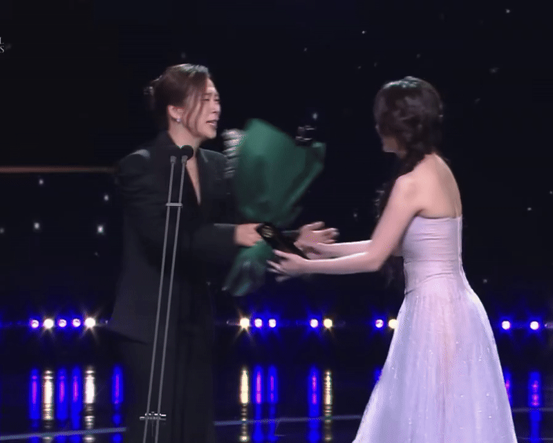 廉惠蘭為IU頒獎