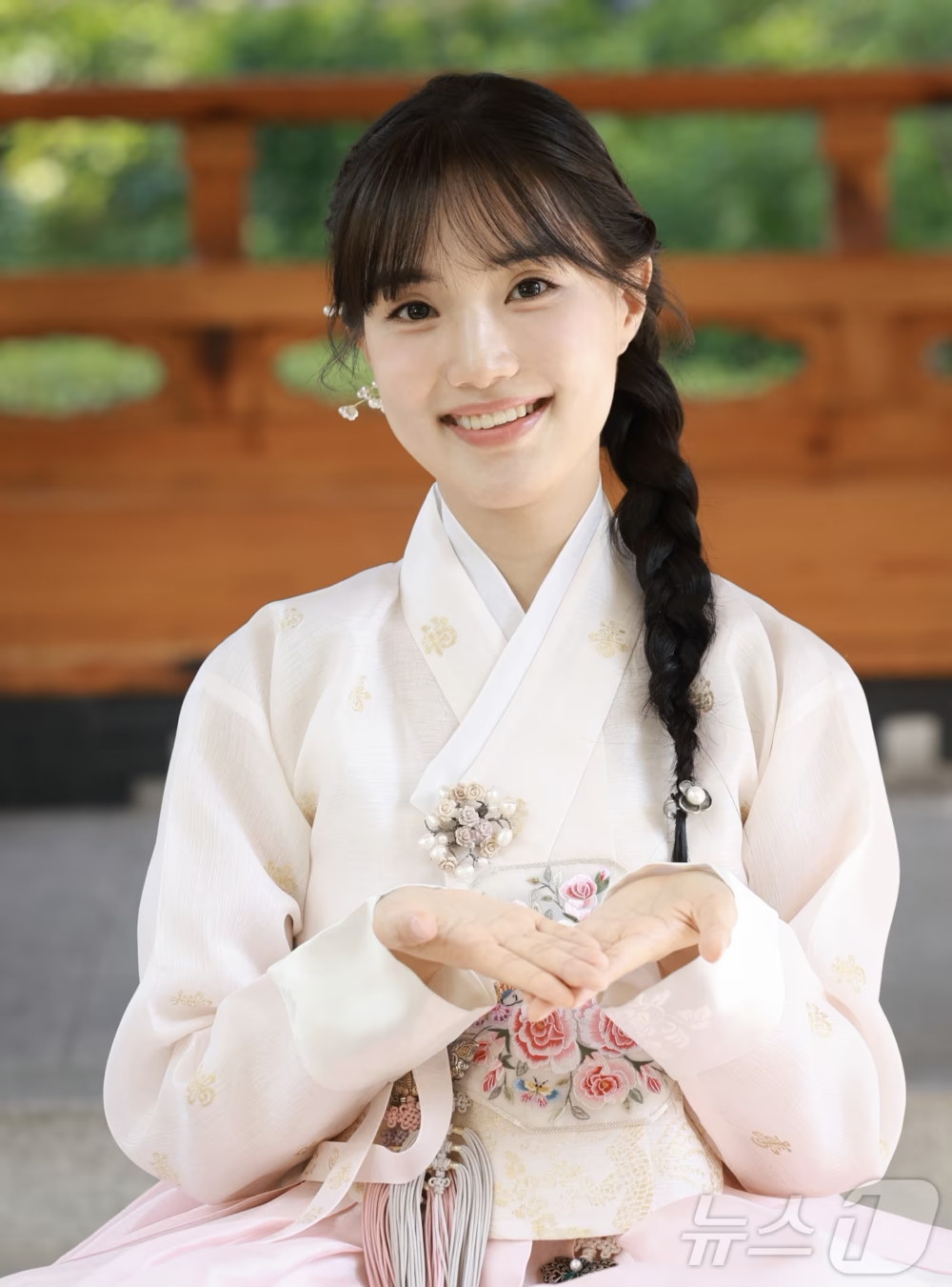 尹瑞娥中秋穿上韓服接受韓媒採訪