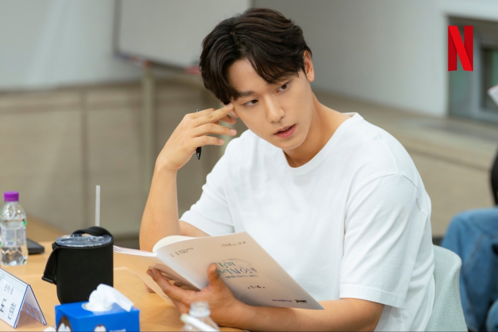 李到晛飾演新任社長「銀河」