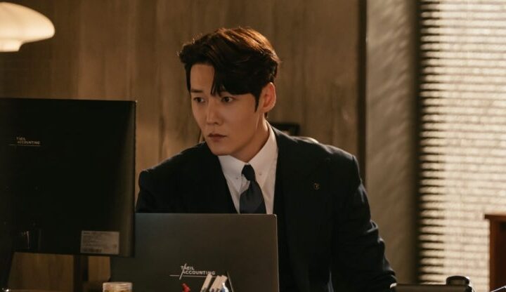 崔振赫飾演理事長「姜斗俊」