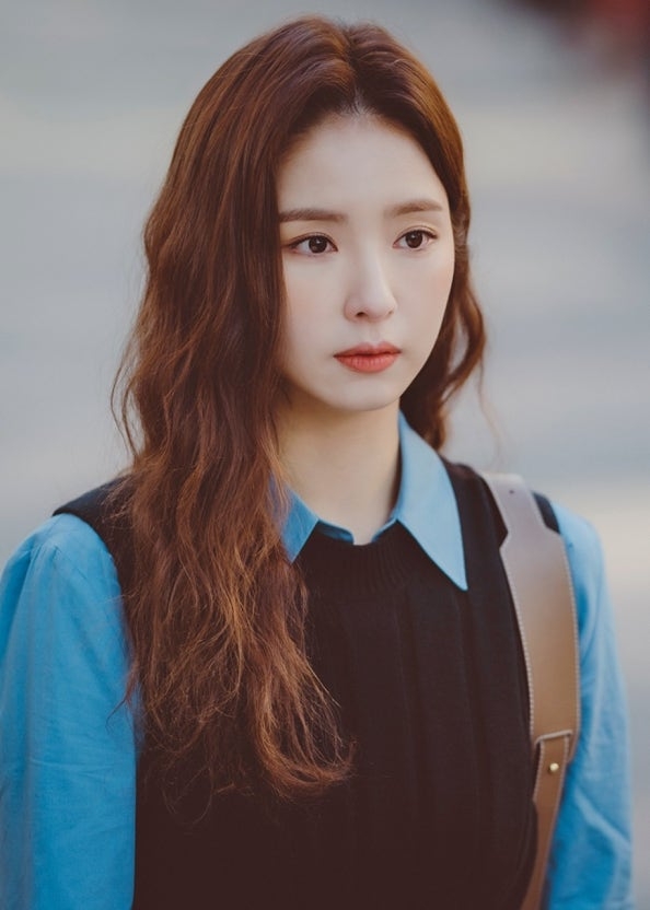 申世景也收到了出演提案，在劇中飾演真物產營業二組的新進社員「林妍熙」