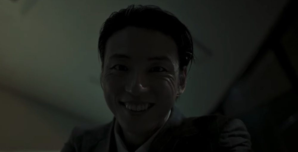 尹施允飾演中古車詐騙集團的頂端人物「車炳鎭」