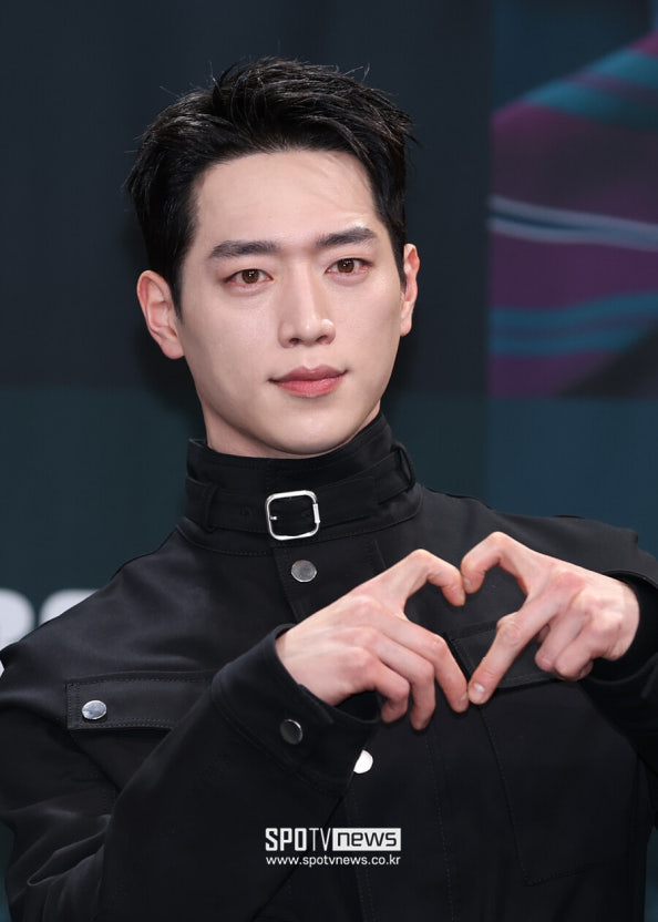 徐康俊將飾演公司職員「南宮浩」一角