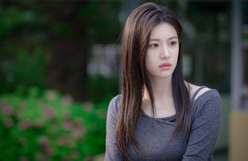 高允貞飾演電影公司製作人「邊恩雅」