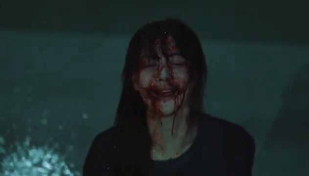 和爸爸(裴秀彬 飾)在屋頂房對決的場面