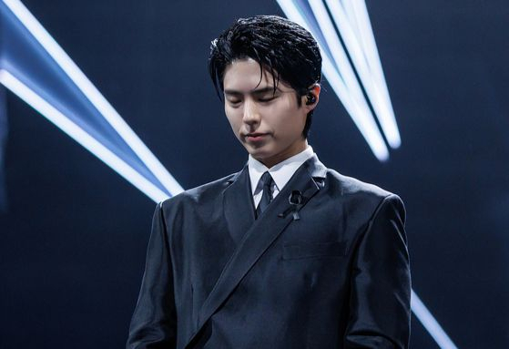 MAMA主持人朴寶劍帶領全場默哀