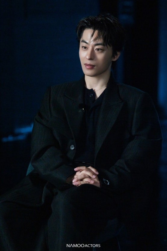 具教煥飾演的「黃東滿」是電影圈名人聚會「8人會」中唯一沒能出道的預備導演