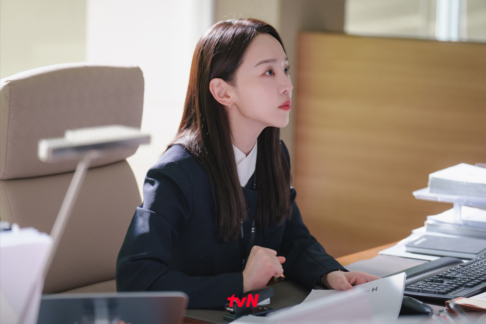 申惠善飾演甜美與殺氣並存的監察室長「朱仁雅」