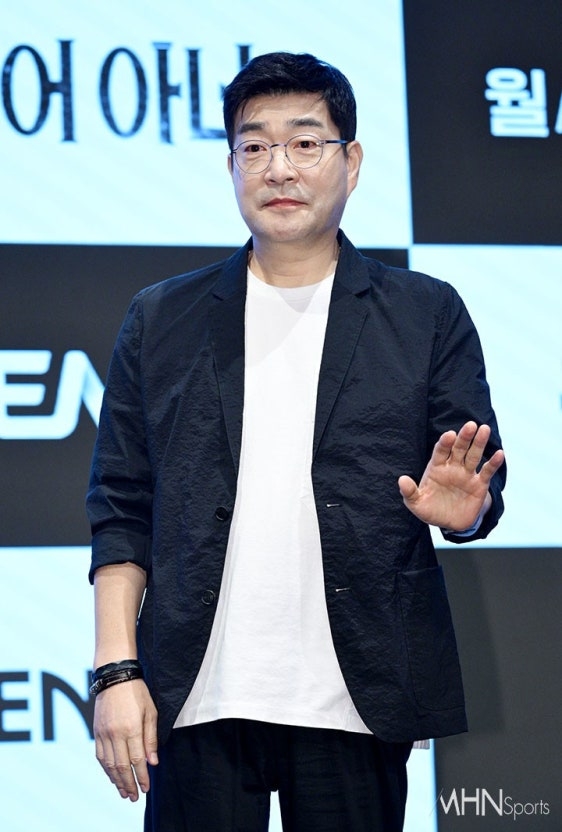 孫賢周飾演國內頂尖大企業的會長「姜榮浩」