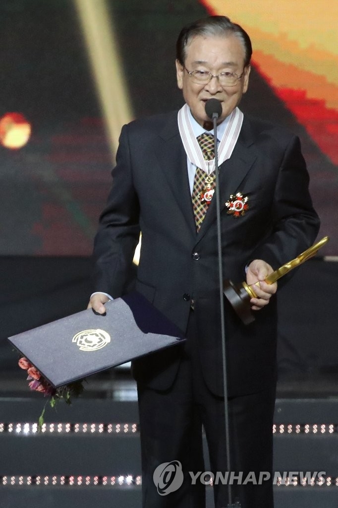 李順載曾2018年曾獲得「銀冠文化勳章」