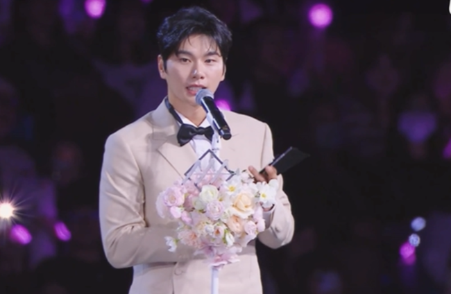 李伊庚在AAA頒獎典禮上提及《玩什麼好呢》其他成員，卻唯獨不提劉在錫
