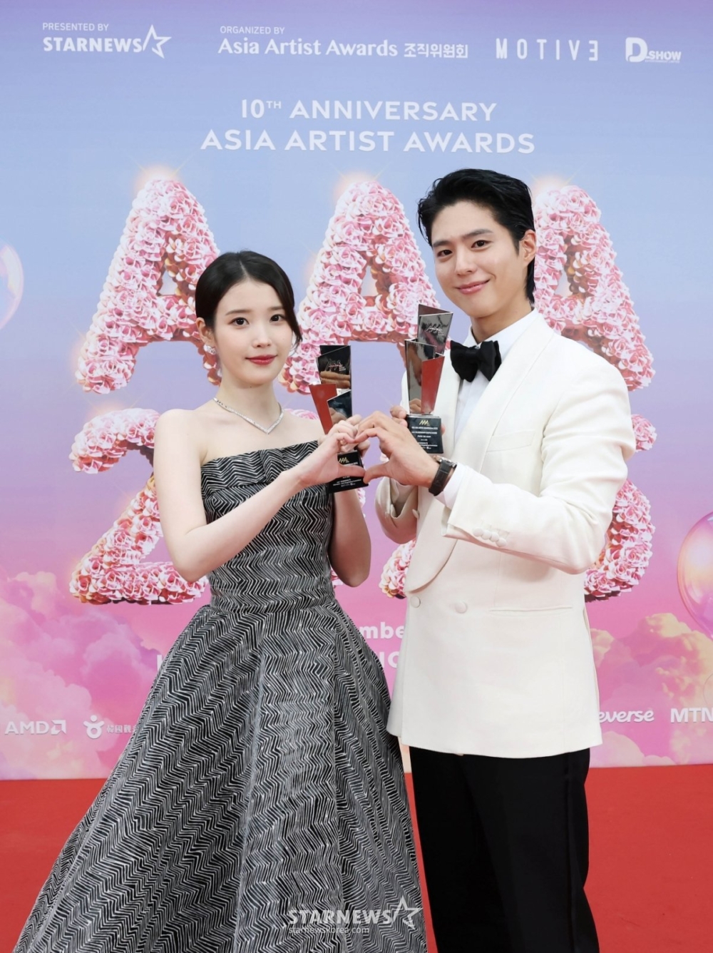 與《苦盡柑來遇見你》IU拿下「最佳情侶獎」