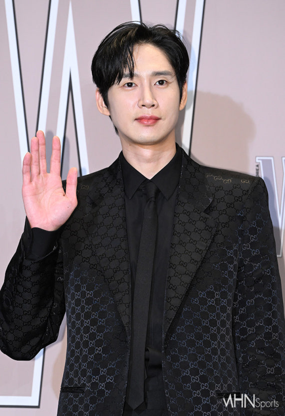 朴成焄前陣子因在IG誤傳「AV版魷魚遊戲」引發爭議。隨著風波逐漸平息，他也即將回歸小螢幕，與韓志旼合作的新劇《未婚者的有效相遇》確定將在2026年2月28日首播。