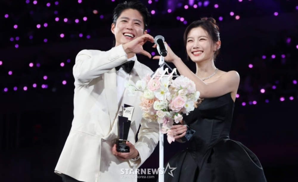 與《雲畫的月光》金裕貞一同獲得「10 週年傳奇情侶獎」，