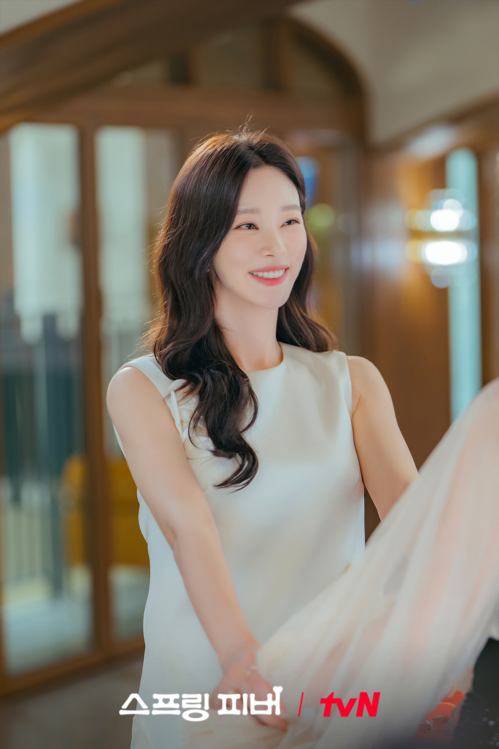 李主傧飾演讓村民們充滿好奇與關注的高中教師「尹春」