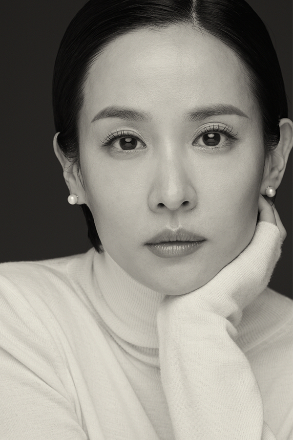 曹汝貞飾演追捕鬼魂允兒的巫師「周譜」