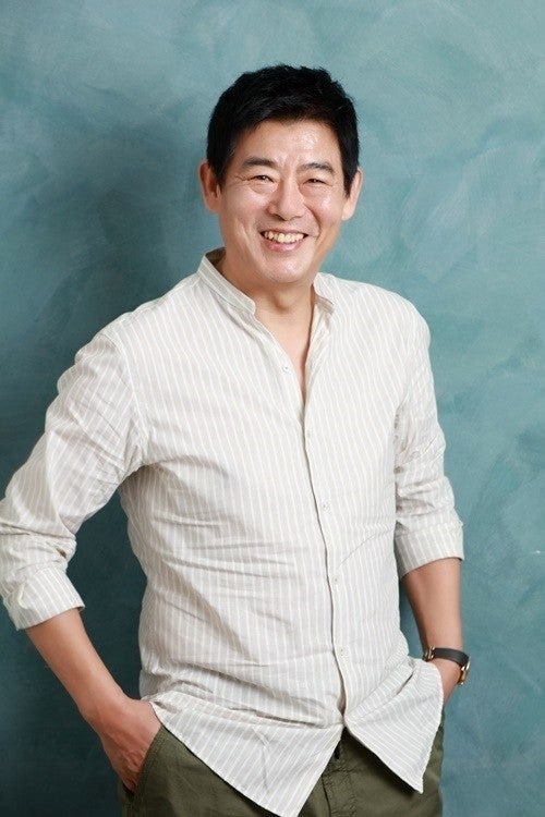 成東鎰則飾演Doorumy電子營業3組的組長「金奉八」